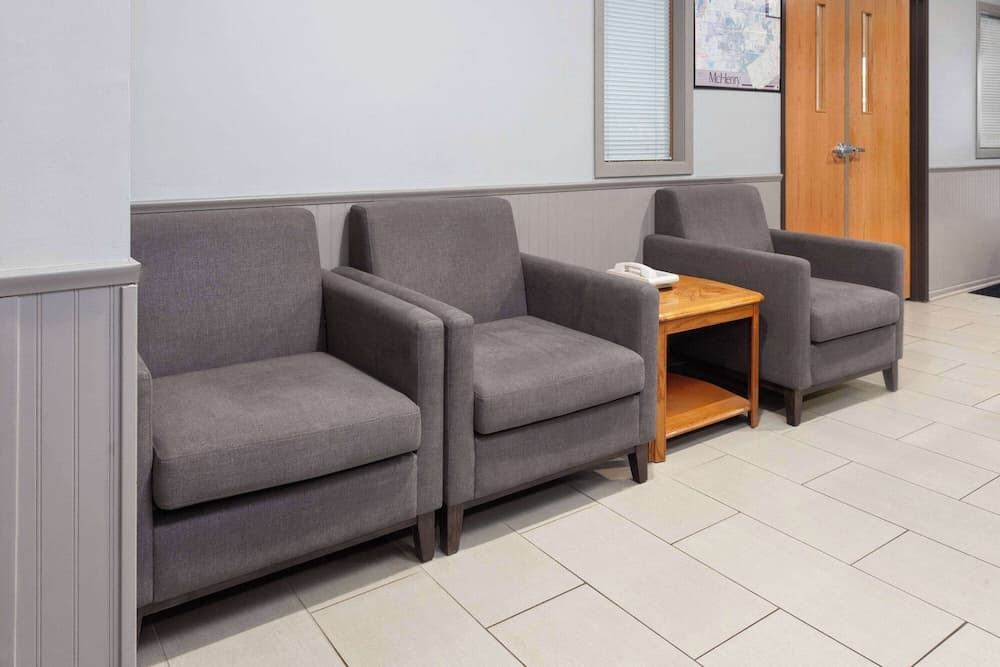 Super 8 by Wyndham McHenry/Fox Lake Area interior in McHenry, IL — gallery photo 2