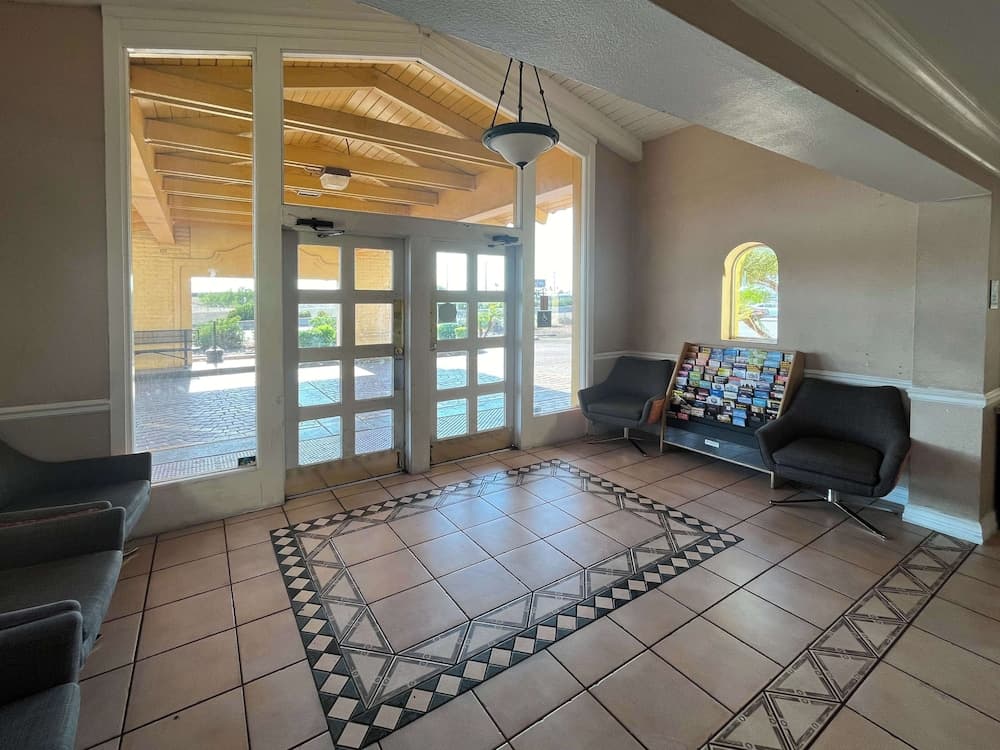 Motel 6 Phoenix, AZ - Midtown interior in Phoenix, AZ — gallery photo 2