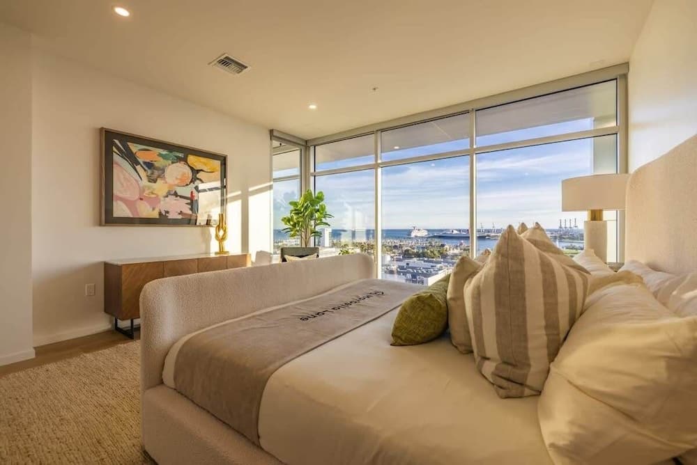@ Marbella Lane - Penthouse w/ City & Ocean Views interior in Long Beach, CA — gallery photo 2