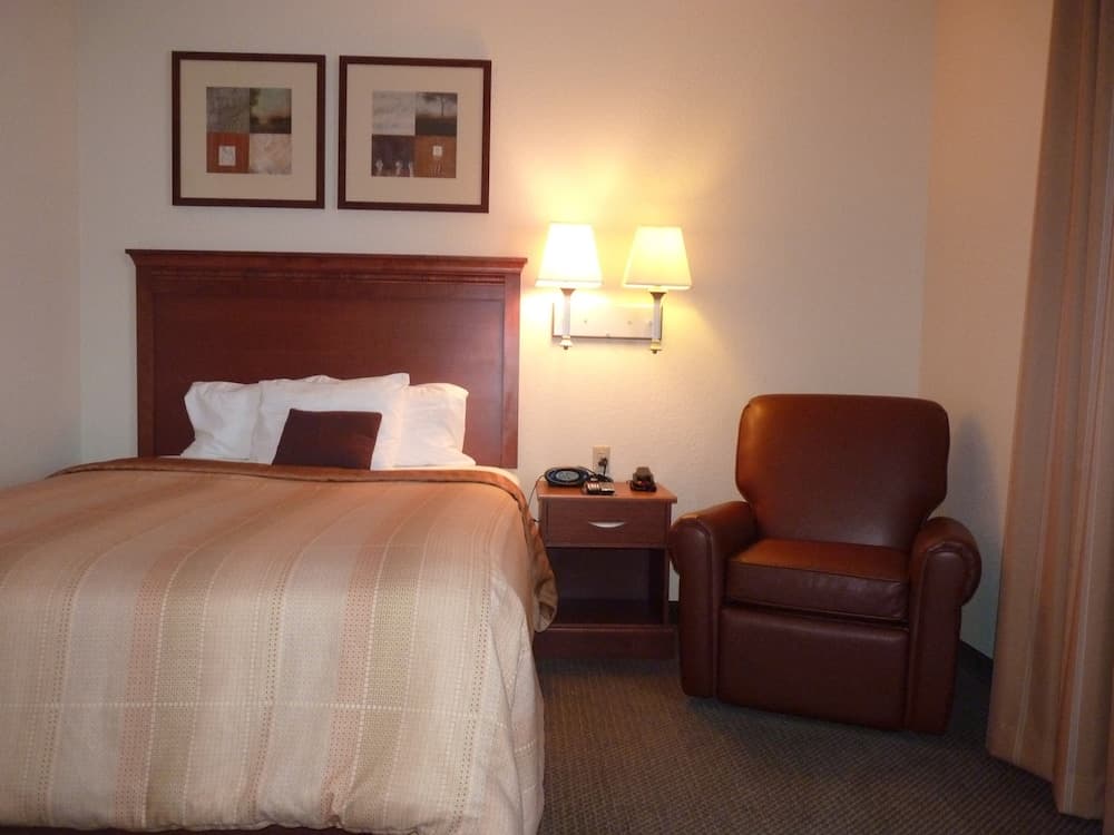 Candlewood Suites Fayetteville – University of Arkansas by IHG featured exterior or lobby in Fayetteville, AR — similar hotel
