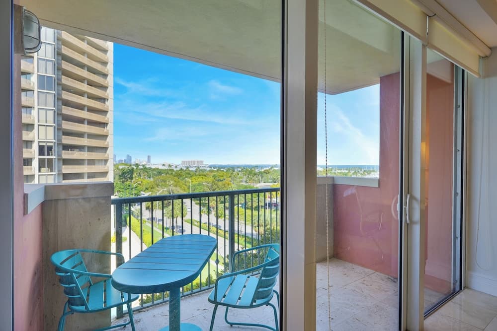 Modern Bay View with Free Parking property views in Miami, FL — gallery photo 3