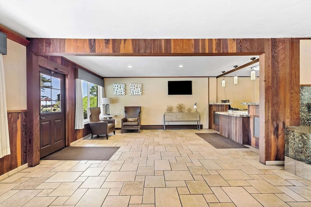 Best Western Vista Manor Lodge interior in Fort Bragg, CA — gallery photo 2