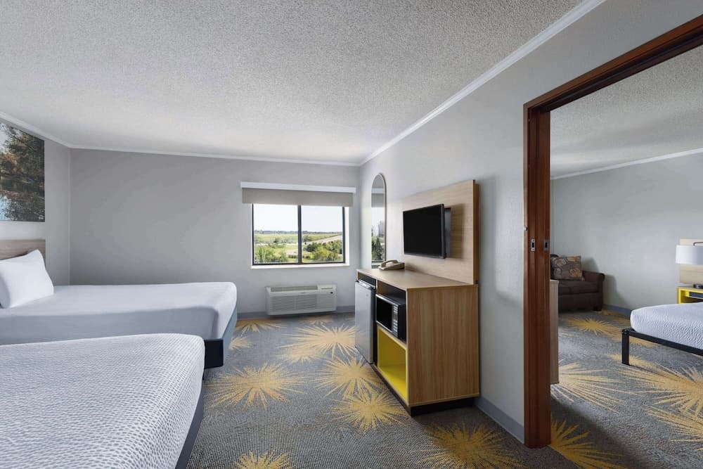 Days Inn & Suites by Wyndham Kansas City South interior in Kansas City, MO — gallery photo 2