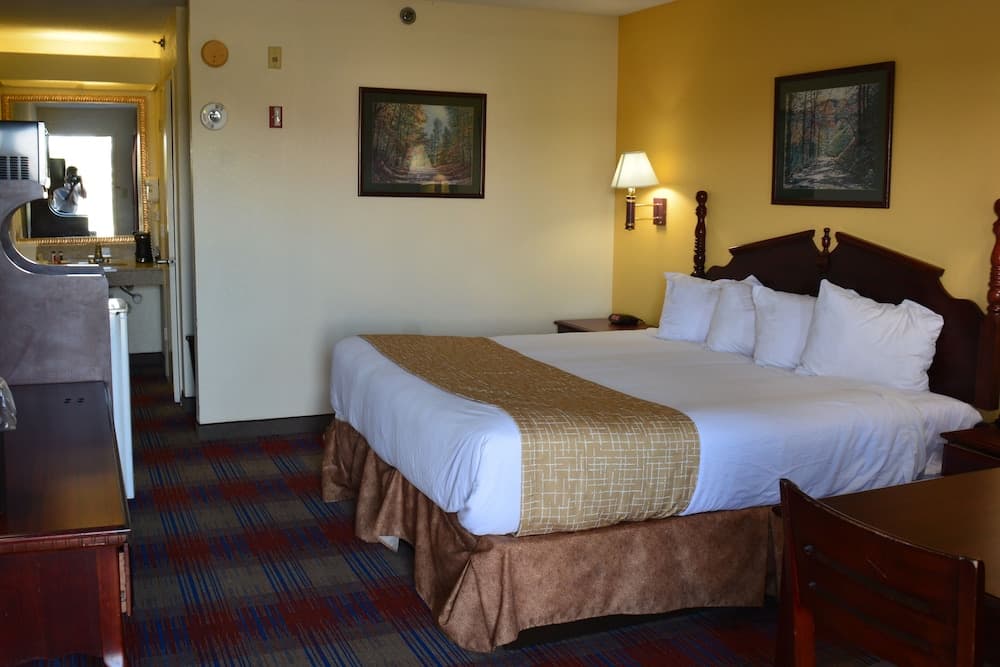 Travelodge by Wyndham Montgomery East interior in Montgomery, AL — gallery photo 2
