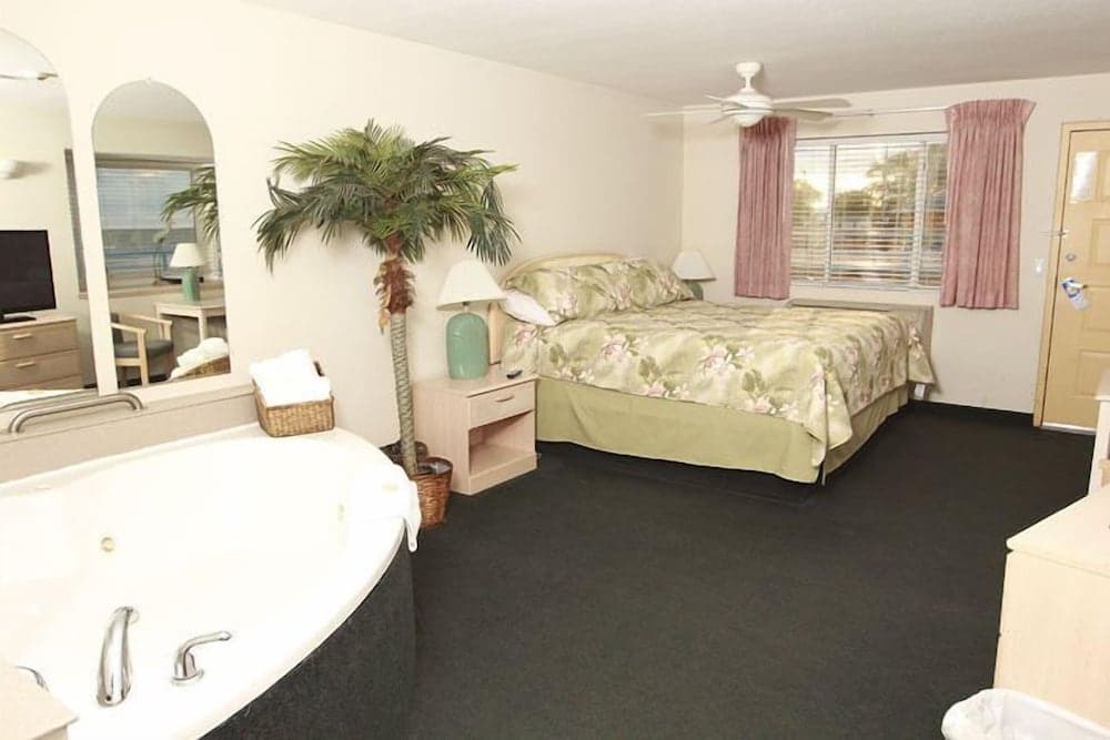 Beachfront Resort interior in Port Clinton, OH — gallery photo 2