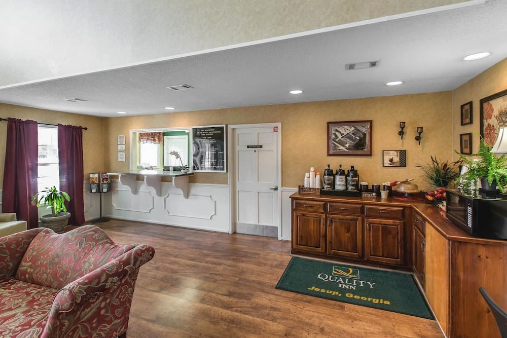 Quality Inn Jesup interior in Jesup, GA — gallery photo 2