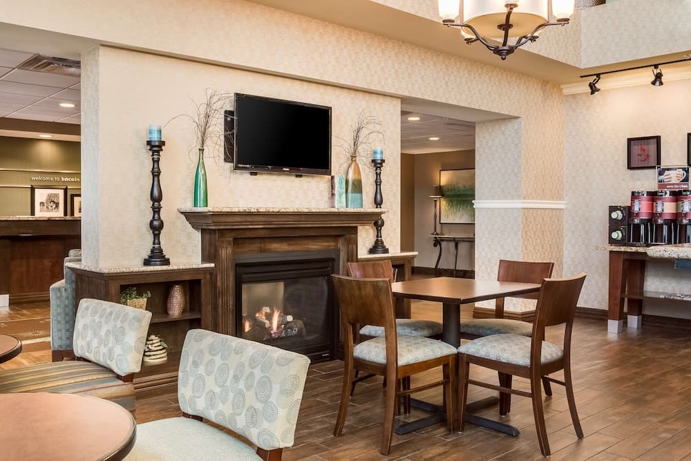 Hampton Inn & Suites Lincoln - Northeast I-80 interior in Lincoln, NE — gallery photo 2