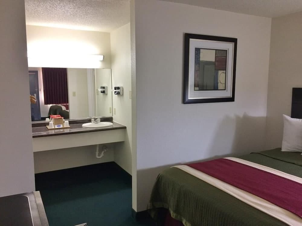 Travel Inn & Suites property views in Atlanta, TX — gallery photo 3