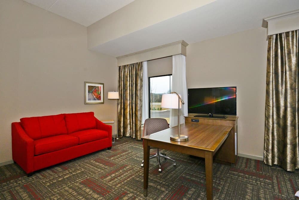Hampton Inn Pulaski interior in Pulaski, TN — gallery photo 2