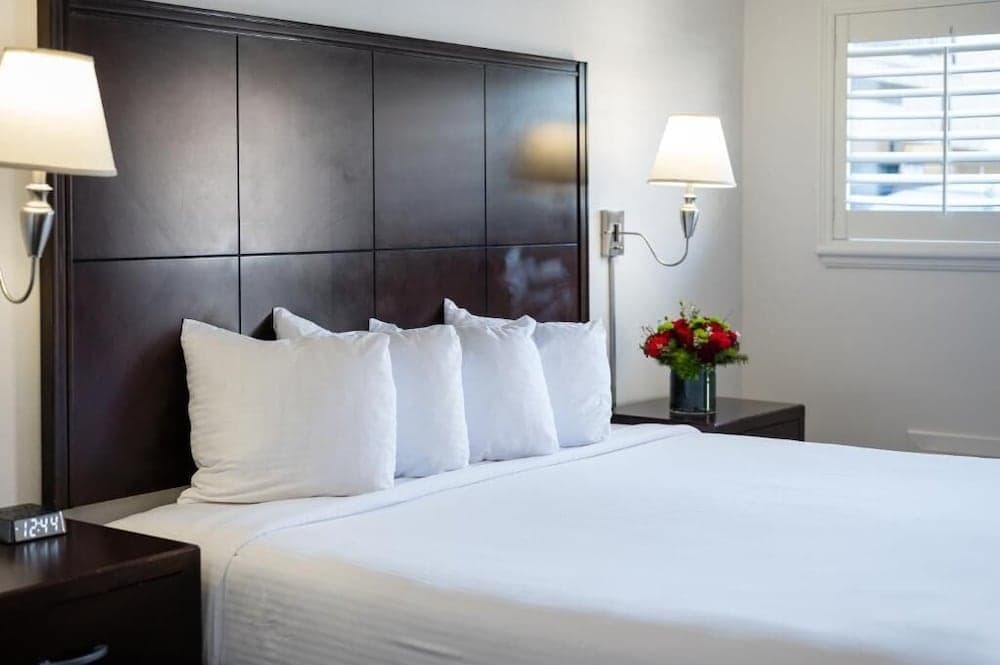 Alpine Inn near Convention Center and the Park interior in Anaheim, CA — gallery photo 2