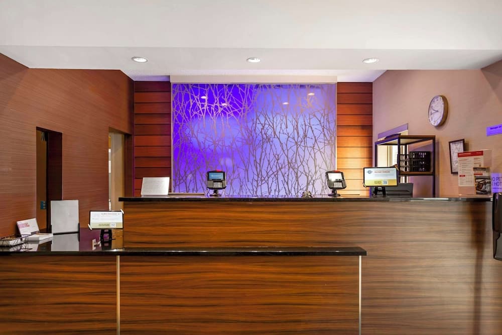 Comfort Inn & Suites Green Bay Stadium Area interior in Green Bay, WI — gallery photo 2