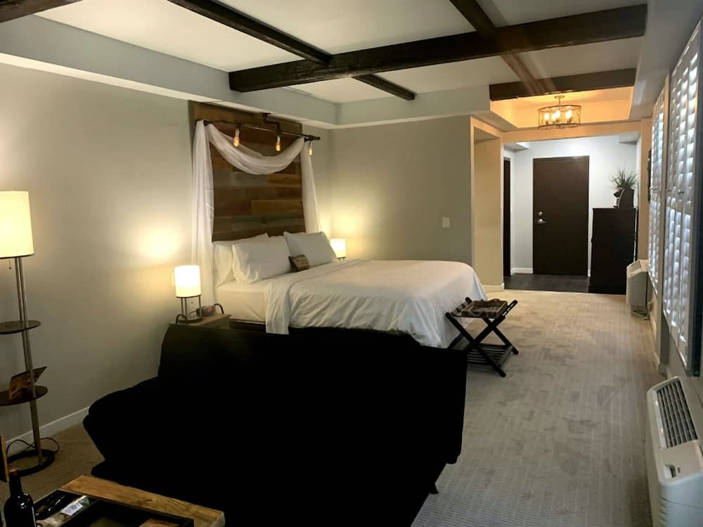 Cedar Stables Inn and Suites interior in Sandusky, OH — gallery photo 2