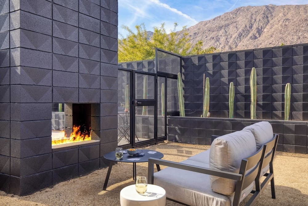 Blackhaus C: 4 Bedroom Suite by Avantstay 4-room Retreat interior in Palm Springs, CA — gallery photo 2
