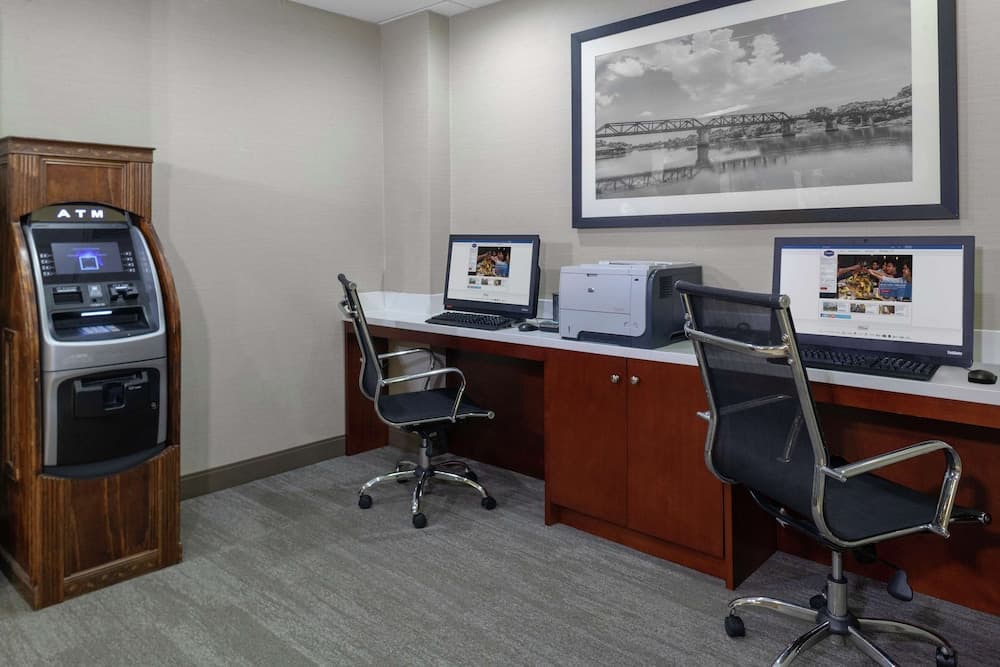 Hampton Inn Woodbridge interior in Woodbridge — gallery photo 2