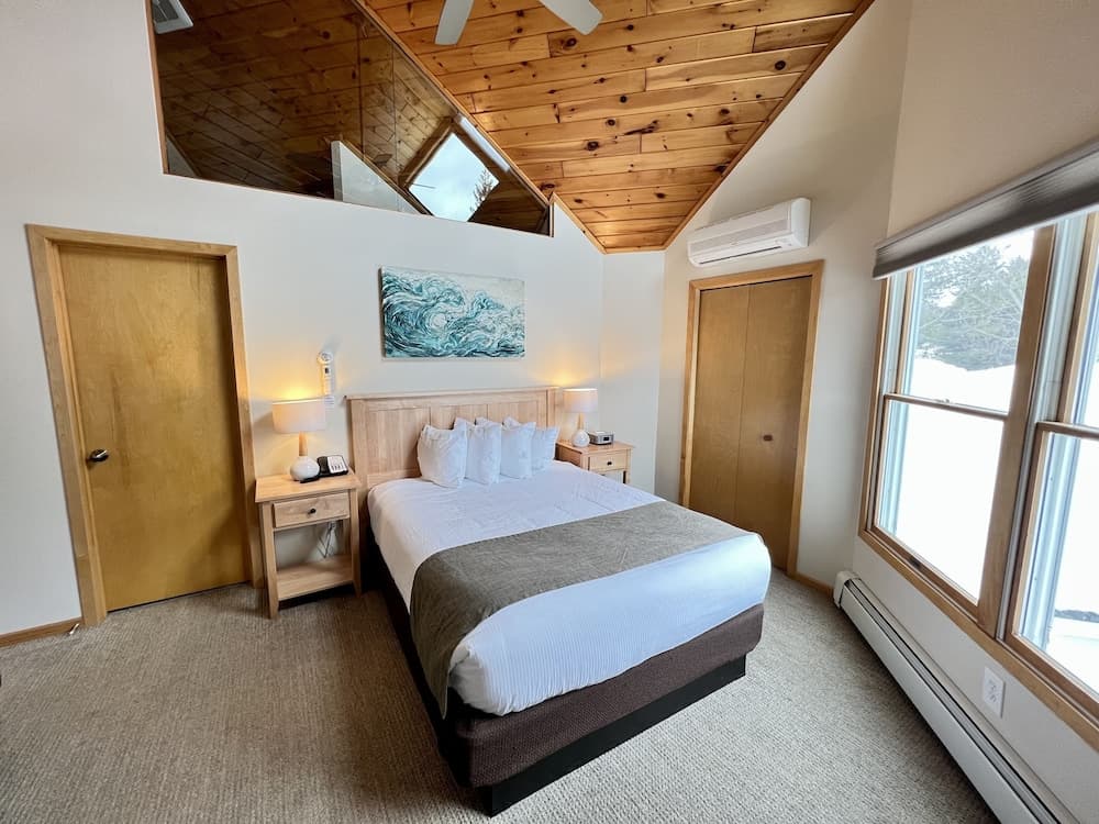 Bluefin Bay on Lake Superior interior in Tofte — gallery photo 2