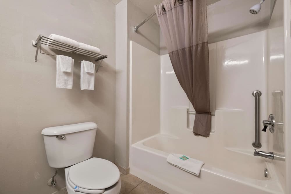 Rodeway Inn & Suites Tomahawk property views in Tomahawk, WI — gallery photo 3