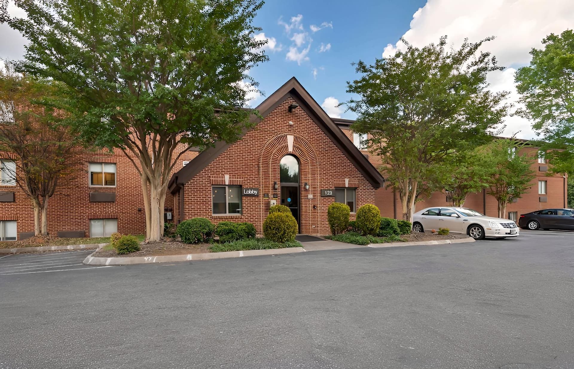 Extended Stay America Select Suites Charlotte University E featured exterior or lobby in Charlotte, NC — similar hotel