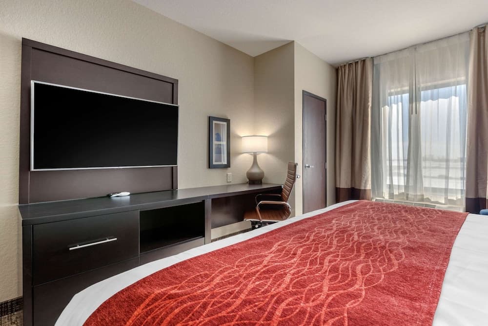 Comfort Inn & Suites Cedar Rapids CID Eastern Iowa Airport property views in Cedar Rapids, IA — gallery photo 3