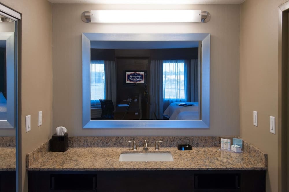 Hampton Inn & Suites Gulfport I-10 interior in Gulfport, MS — gallery photo 2