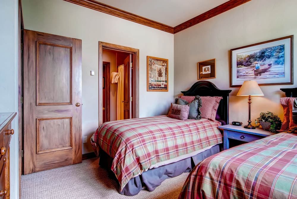 Highlands Area by East West Hospitality property views in Avon, CO — gallery photo 3