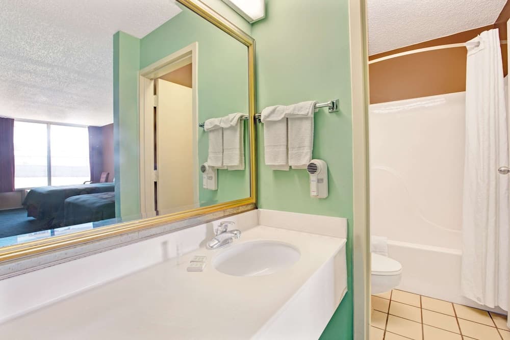 Super 8 by Wyndham Gaffney property views in Gaffney, SC — gallery photo 3