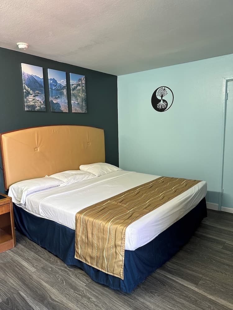Travel Inn & Suites interior in Emporia, KS — gallery photo 2