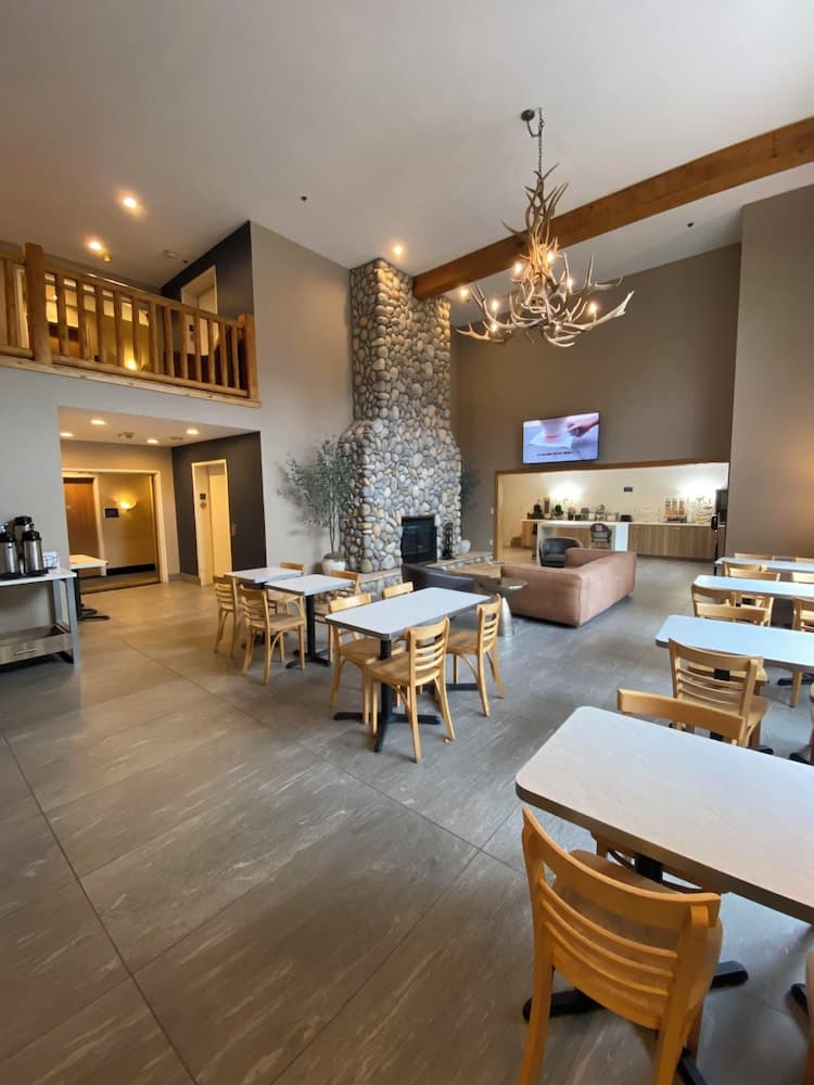 Beachfront Hotel property views in Houghton Lake, MI — gallery photo 3