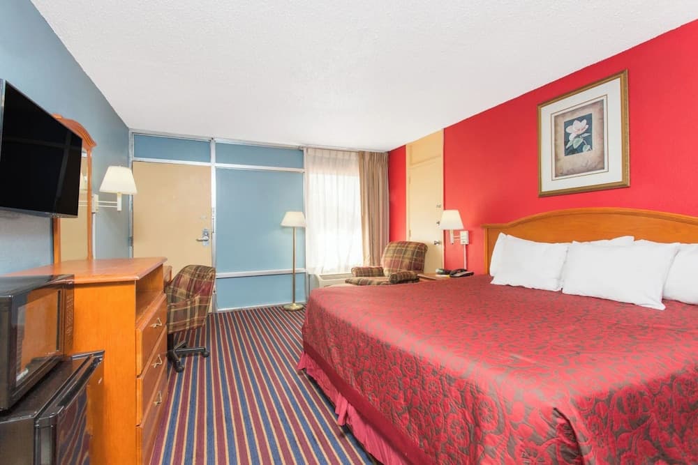 Hotel Inn Albany property views in Albany, GA — gallery photo 3
