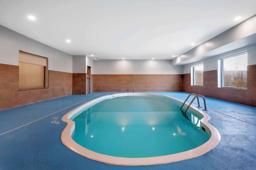 Comfort Inn Kendallville East gallery photo in Kendallville, IN — image 12