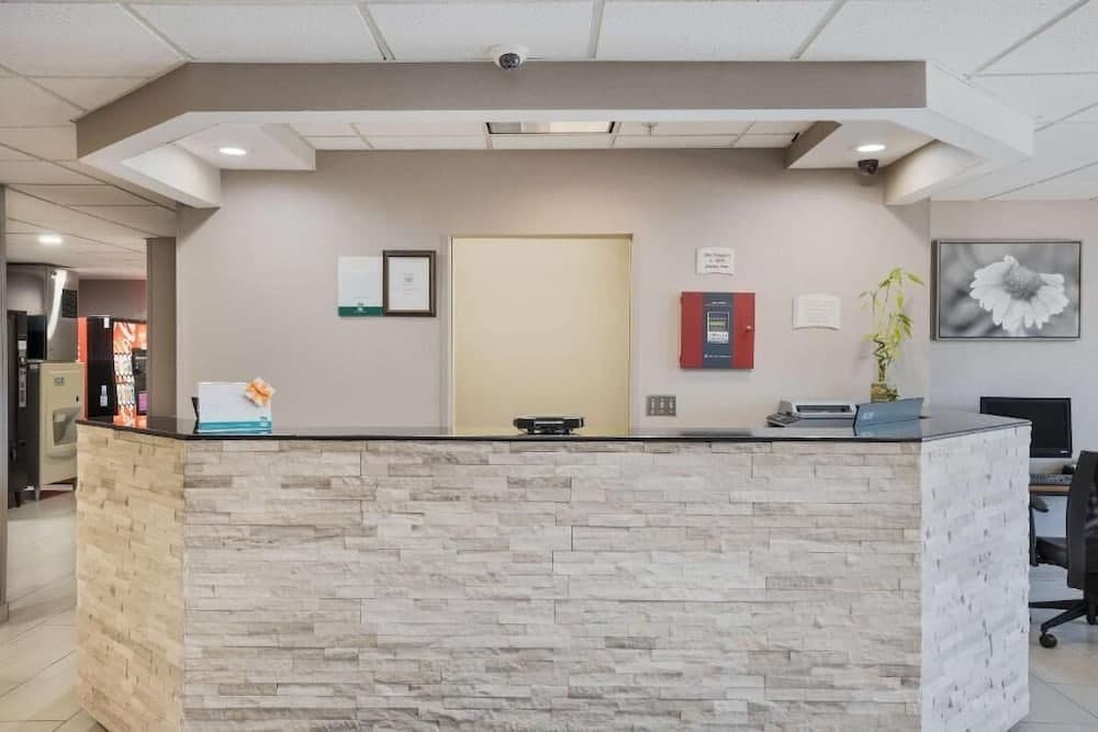 Sonesta Essential Hotels & Suites Kansas City/Blue Springs interior in Blue Springs, MO — gallery photo 2