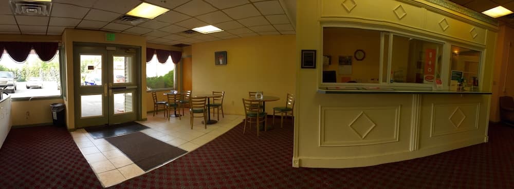 Econo Lodge Reading Airport interior in Reading, PA — gallery photo 2