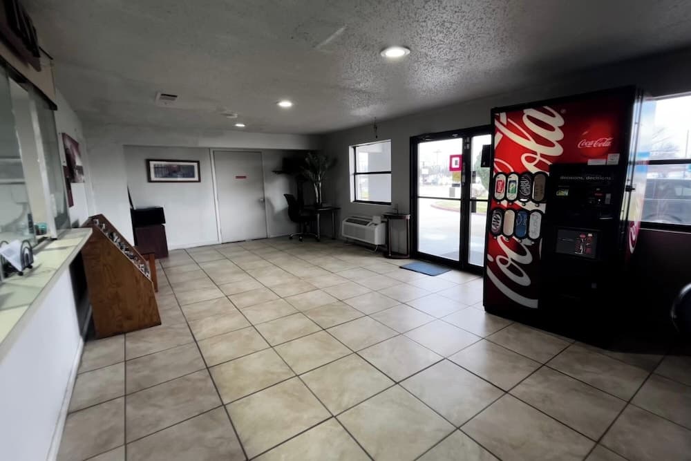 Deluxe Inn Motel By Oyo Grand Prairie Interstate 30 interior in Grand Prairie, TX — gallery photo 2