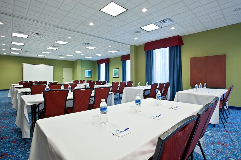 Holiday Inn Express & Suites Akron Regional Airport Area by IHG gallery photo in Akron, OH — image 56