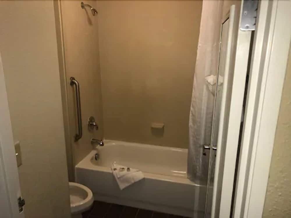 Quality Inn & Suites Ann Arbor Hwy 23 interior in Ann Arbor, MI — gallery photo 2