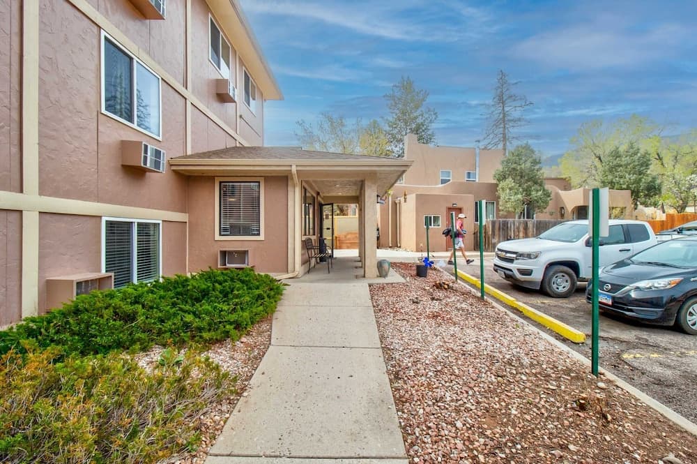 Motel 229 @ Garden of the Gods featured exterior or lobby in Manitou Springs, CO — similar hotel