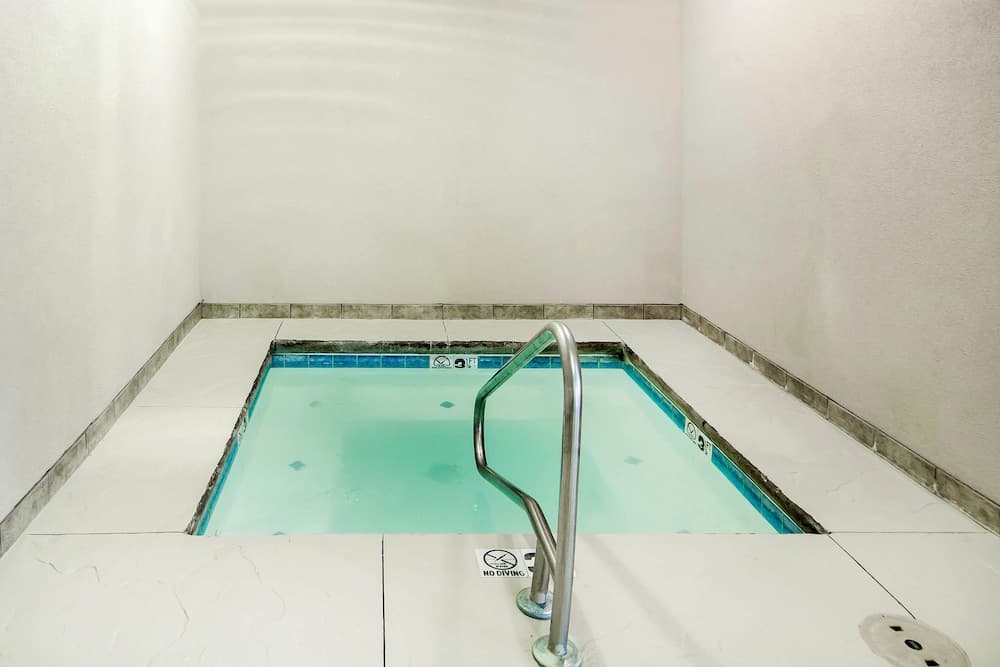 Quality Inn Parsons North interior in Parsons, KS — gallery photo 2