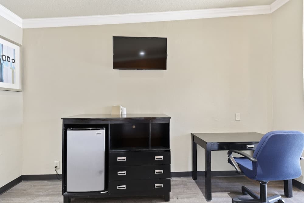 Le Blanc Inn & Suites gallery photo in El Monte, CA — image 6