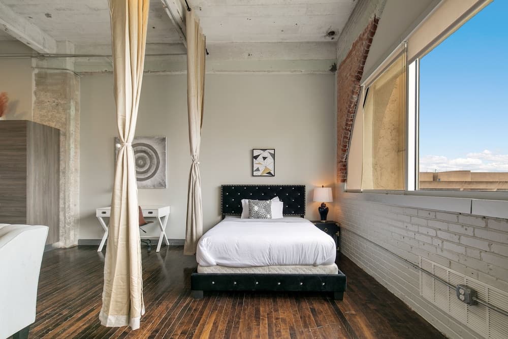 Luxury Downtown Dallas Stay by Amyfinehouse interior in Dallas, TX — gallery photo 2