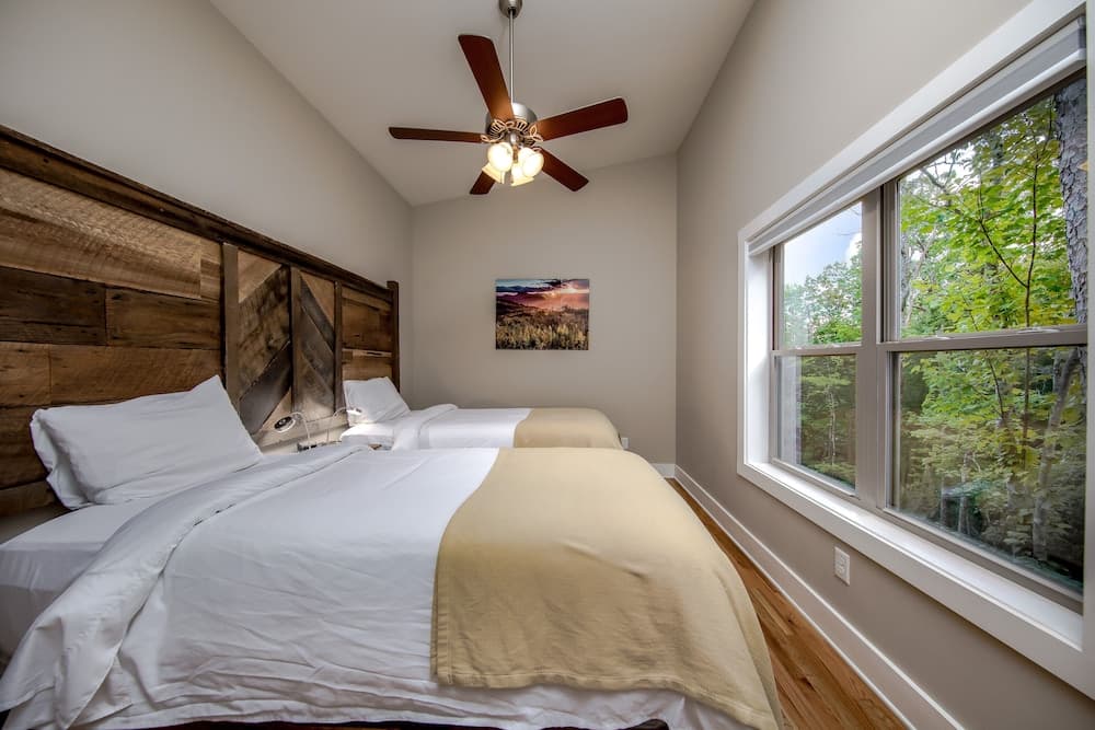 Pilot Cove Forest Lodging interior in Pisgah Forest — gallery photo 2