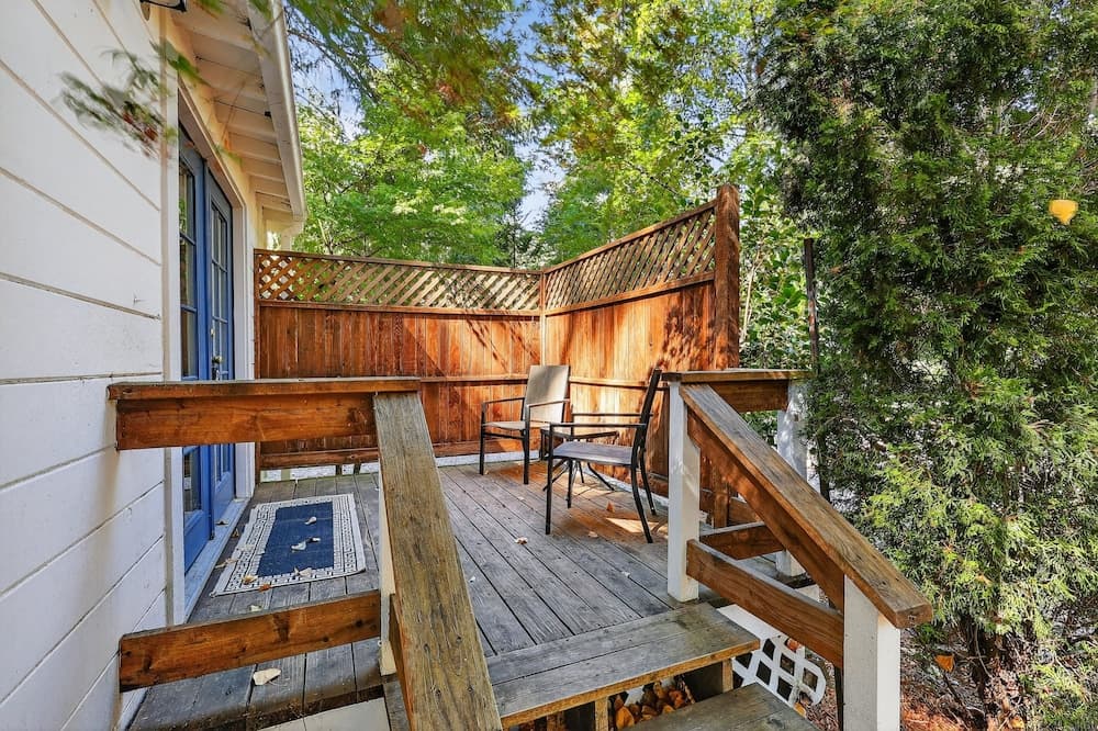 Rouge Cobb Mountain Hotel - Cabin 5 interior in Cobb, CA — gallery photo 2