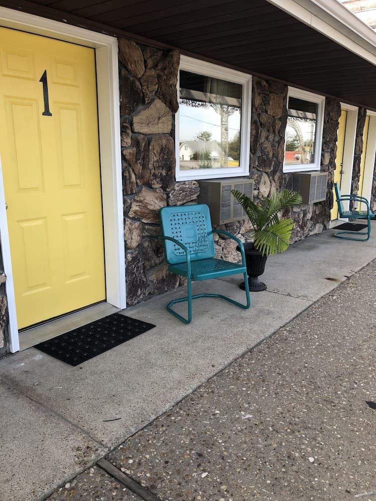 Triangle Inn Motel interior in Ste Genevieve, MO — gallery photo 2