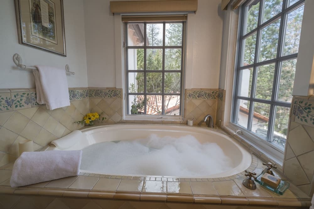 Château du Sureau interior in Oakhurst, CA — gallery photo 2