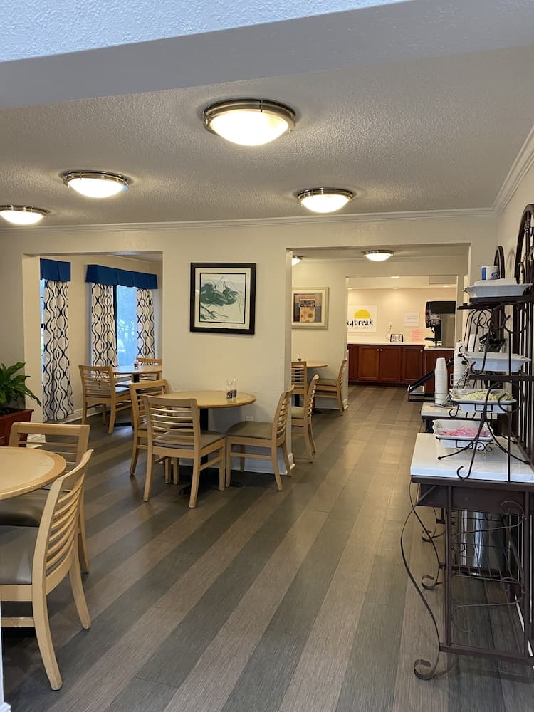 Days Inn & Suites by Wyndham Mobile property views in Mobile, AL — gallery photo 3