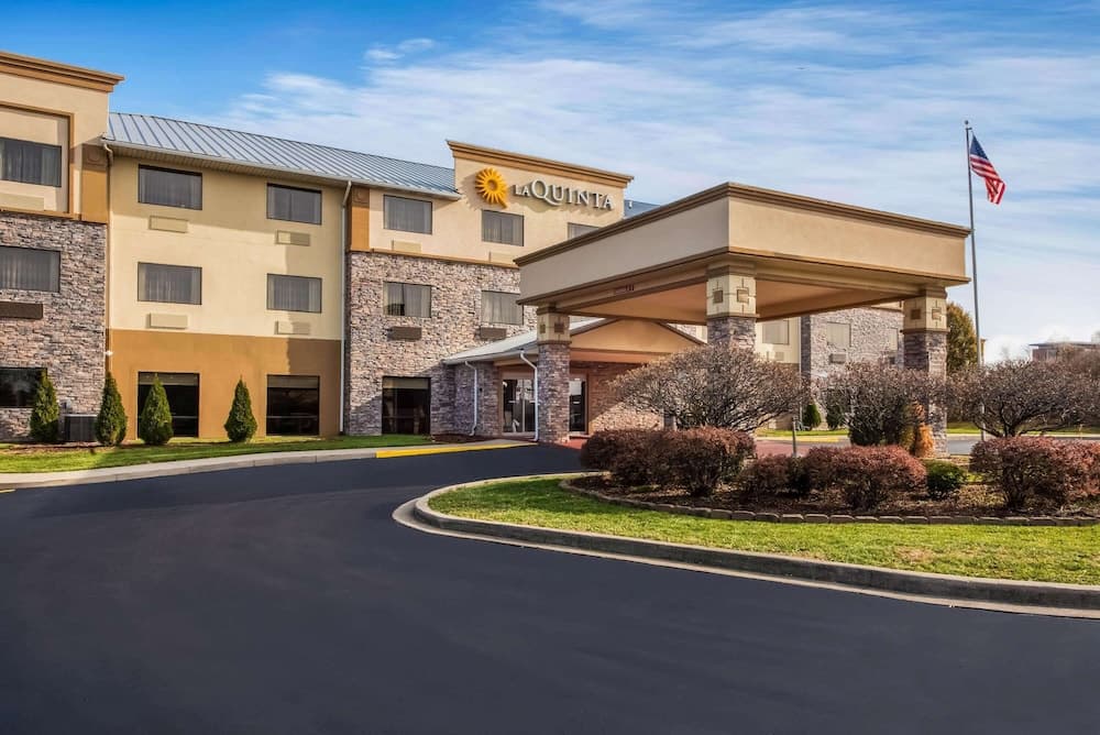La Quinta Inn & Suites by Wyndham Fairborn Wright-Patterson — hotel in Fairborn, Ohio