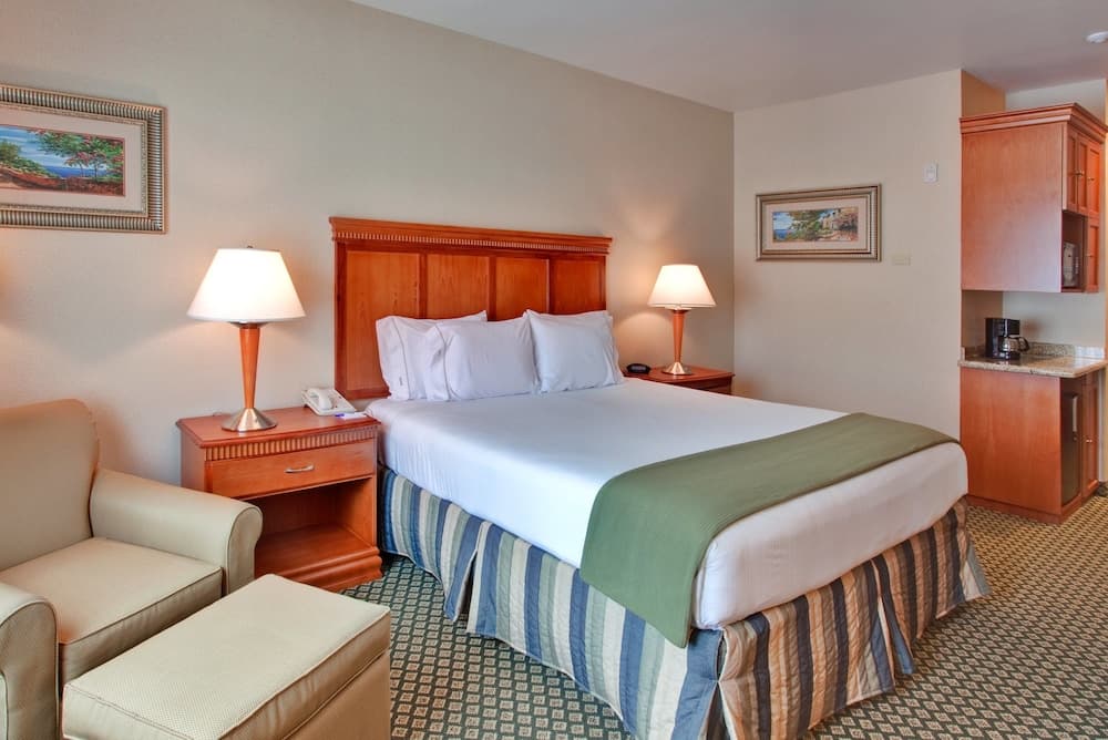 City Express By Marriott Rancho Cucamonga interior in Rancho Cucamonga, CA — gallery photo 2
