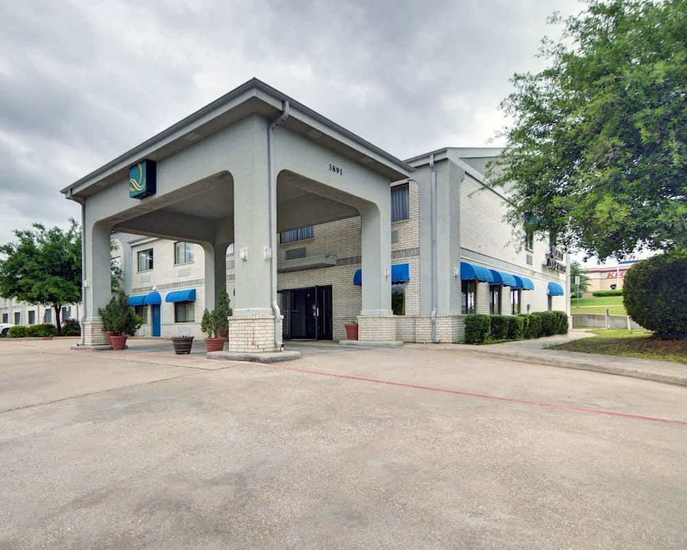 Quality Inn & Suites Grand Prairie South featured exterior or lobby in Grand Prairie, TX — similar hotel