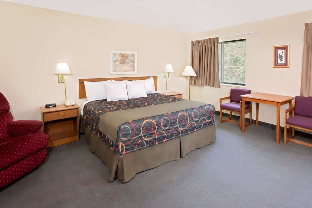 Days Inn by Wyndham Boonville property views in Boonville, MO — gallery photo 3