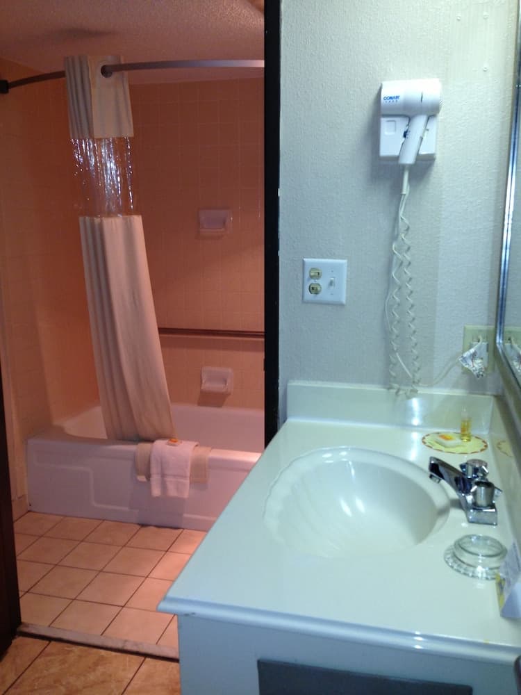 Executive Inn interior in Mount Pleasant, TX — gallery photo 2