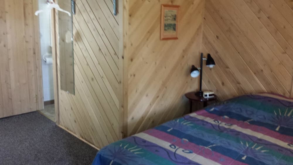 Bear Paw Inn interior in Michigamme, MI — gallery photo 2