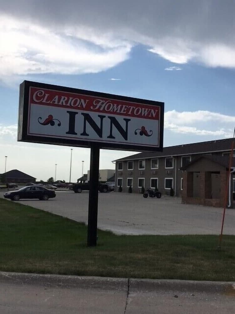 Clarion Hometown Inn featured exterior or lobby in Clarion, IA — similar hotel